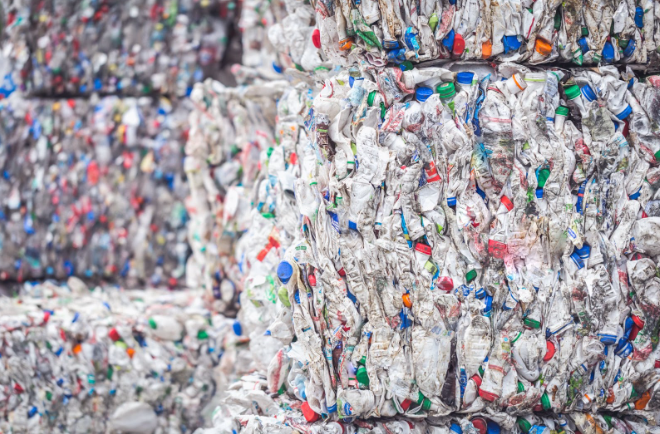 Botellas de plástico que se usarán en el reciclaje químico de plásticos